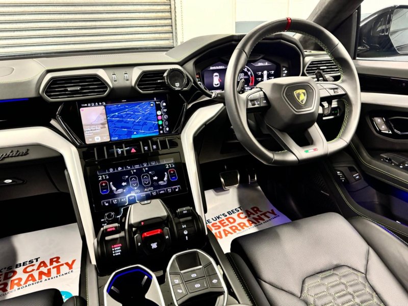 LAMBORGHINI URUS