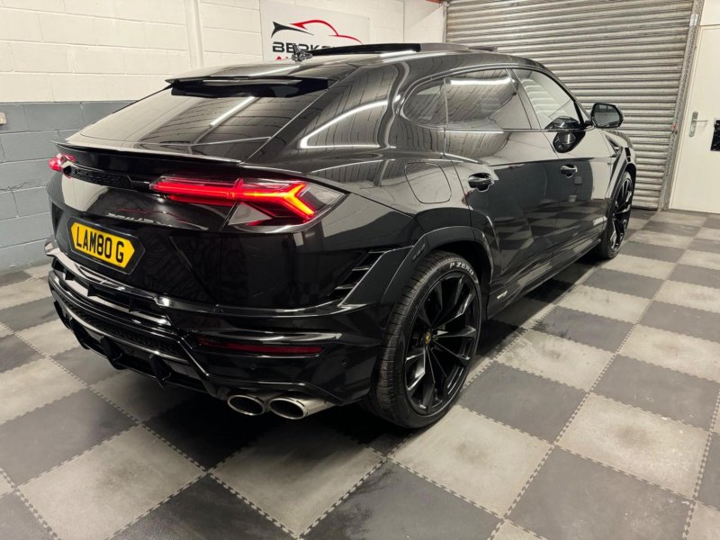 LAMBORGHINI URUS